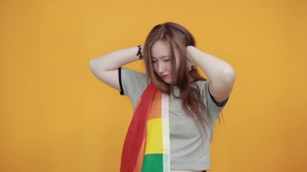 Dama sonriendo, tan divertida, con las manos en alto, ojos cerrados, bandera LGBT cubierta — Vídeos de Stock