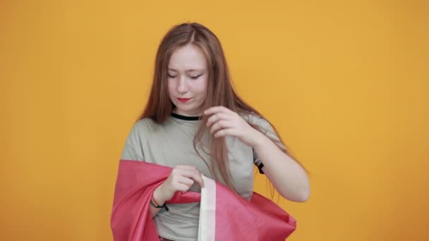 Tråkig kvinna som håller fingret på huvudet täckt bisexuell flagga — Stockvideo