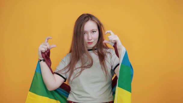 Mujer demostrando tamaño con espacio de trabajo, bandera LGBT cubierta — Vídeo de stock