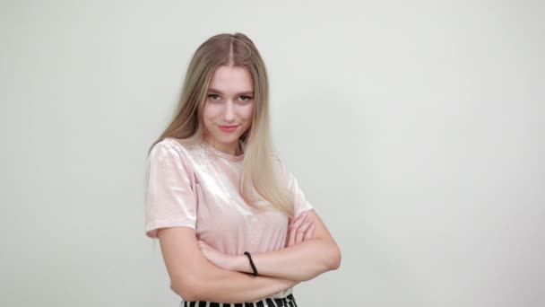 Strikte jonge vrouw in pastel shirt, hand in hand gekruist — Stockvideo