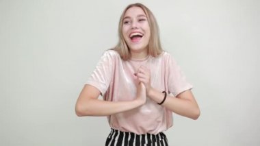 Sıkıcı beyaz kadın ellerini başının üstünde tutuyor, baş ağrısı, uyuyor.