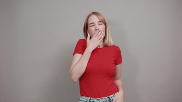 Retrato de jovem cansada sonolenta bocejando isolado na parede cinza turquesa — Vídeo de Stock
