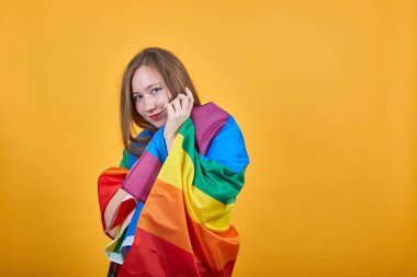 Güzel bir kadın ellerinde acı çekiyor, korkunç görünüyor, Lgbt bayrağını kapatmış.