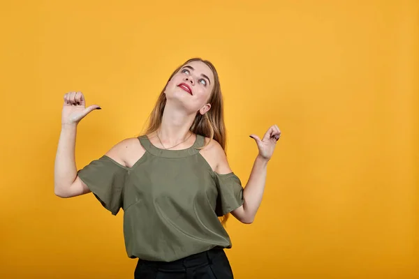 Jonge mooie vrouw houden duimen omhoog op haar, op zoek camera direct — Stockfoto