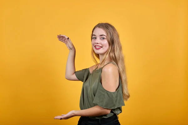 Chica en ropa casual gesto demostrando tamaño con espacio de trabajo vertical —  Fotos de Stock