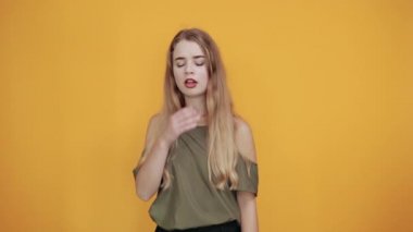 Güzel, genç, beyaz bir kız uyku jesti yapıyor.