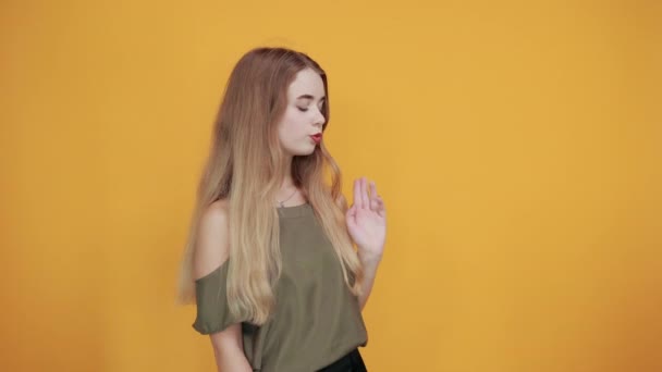 Retrato de mujer en camisa esperando manteniendo el dedo directamente como arma — Vídeos de Stock