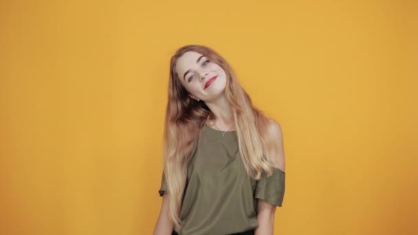 Ung blond kvinna gör vinnaren gest hålla tummar under hakan — Stockvideo