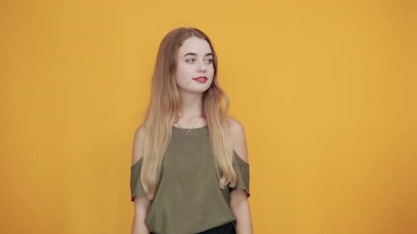 Portret van een serieuze jonge vrouw in casual kleding met stop gebaar met palm — Stockvideo