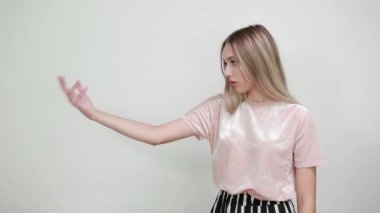 Güzel beyaz kadın elini kaldırıyor, reklam için yer açıyor.