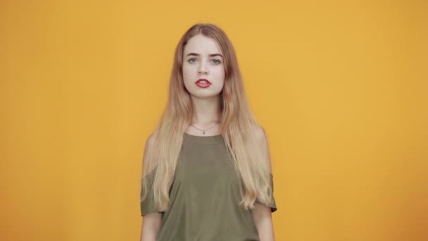 Молода леді вказує пальцем напряму, показуючи NO жест — стокове відео