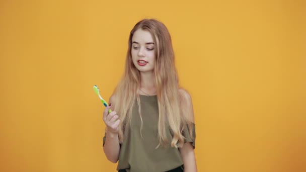 Hermosa joven con cepillo de dientes. Mirando sorprendido y emocionante — Vídeos de Stock