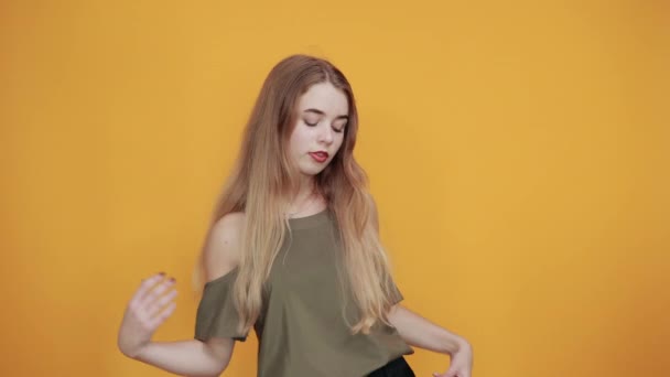 Mooi jong meisje ware schoonheid, positie, het houden van handen omhoog gesloten ogen — Stockvideo