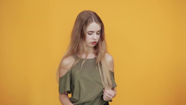 Retrato de mulher em camisa casual segurando dedos camisa, mantendo os polegares para baixo — Vídeo de Stock