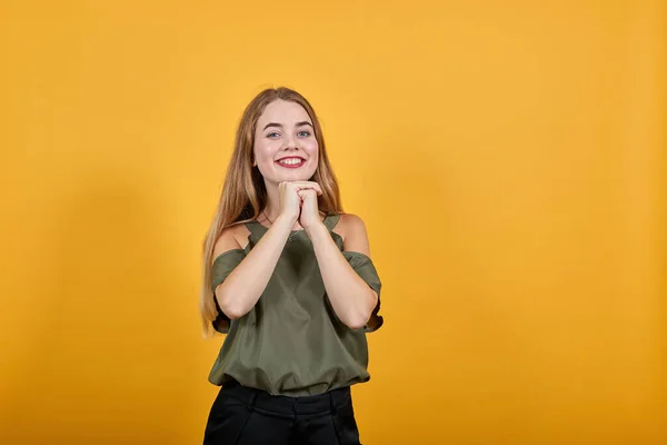 Mujer joven manteniendo los pulgares bajo la barbilla —  Fotos de Stock