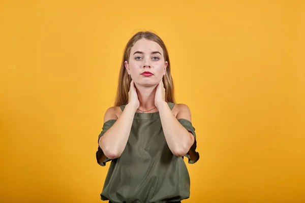 Close-up brunette houden hand op nek het dragen van haki shirt — Stockfoto