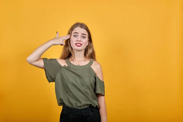 Giovane bella donna caucasica tenere le mani sulla testa, guardando grave — Foto Stock