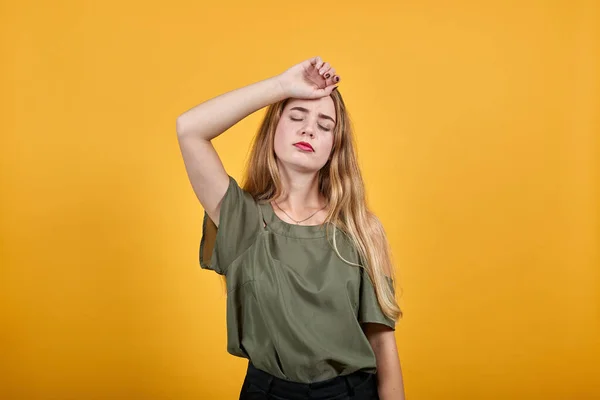 Bella donna bionda caucasica cercando divertente, pensando al problema, cercando stanco — Foto Stock