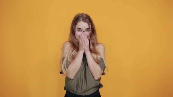 Jeune femme faisant geste gagnant gardant les pouces sous le menton. Concept de célébration . — Video