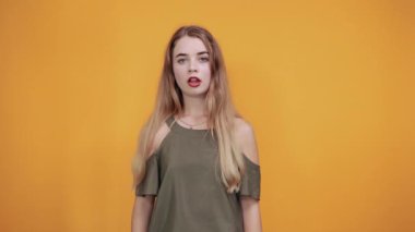 Kameraya bakan genç bir kadın, çalışma alanının büyüklüğünü gösteriyor.