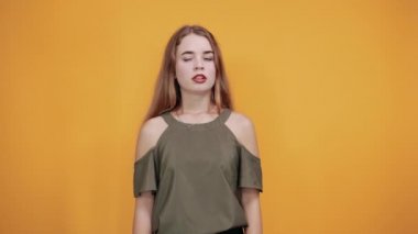 Güzel gömlek giyen, yanak şişiren ve parmaklarını tutan komik bir kadın.