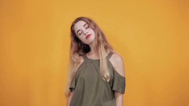 Ung kvinna ler och skrattar gör rock symbol — Stockvideo