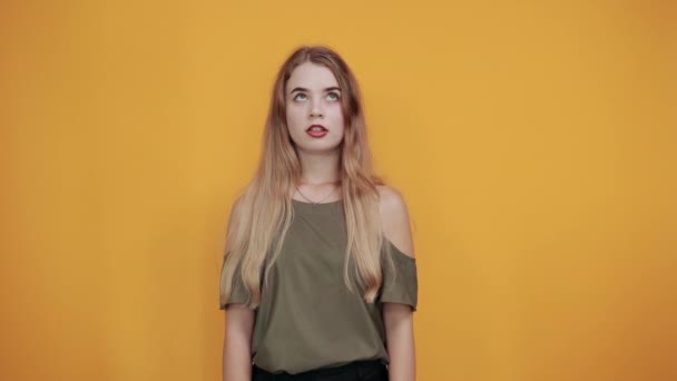 Jong mooi vrouw houden handen op hoofd, kijken serieus, model — Stockvideo