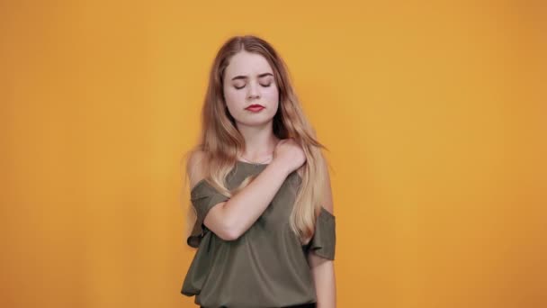 Молодая женщина удивляет выражение лица, закрывая рот руками — стоковое видео