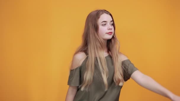 Приваблива молода жінка розтягує руки, і виглядає так смішно, серйозно — стокове відео