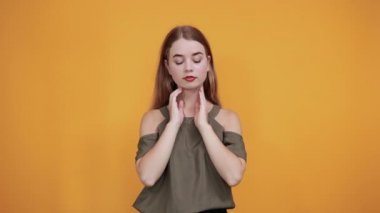 Esmer ve esmer. El ele tutuşup haki gömlek giyiyorlar.