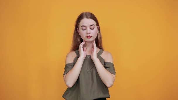 Närbild brunett hålla hand på halsen bär haki skjorta — Stockvideo