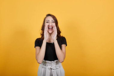 Siyah elbiseli güzel kız bağırıyor birilerinin adını yüksek sesle.