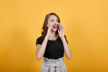 Güzel kız uzaklardan birini çağırmak için bağırıyor..