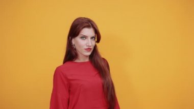 Kızıl kadın göz kırpıyor ve çok hoşuna gittiği için şaşırtıyor..