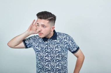 Cesur adam önemli bir şey dinlemeye çalışıyor..