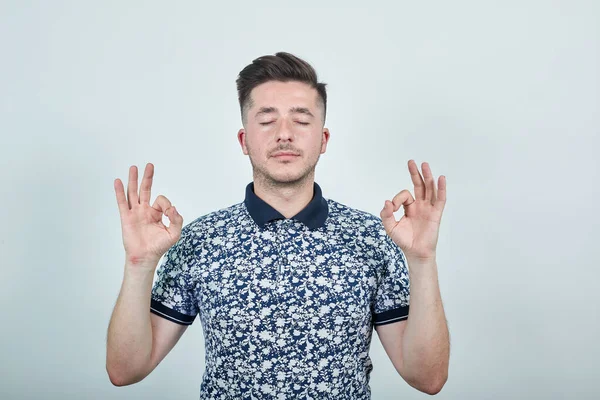 Ung vacker kaukasisk man visar ok tecken gest — Stockfoto