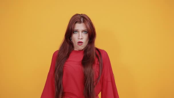 Red lady sad and making very uoset expressions as she is broken. — Stock Video