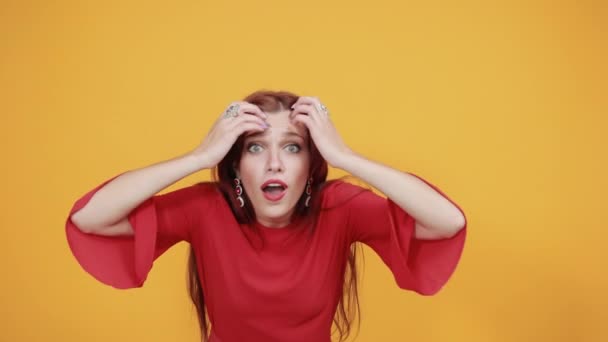 Verrast en geschokt dame plotseling viel in stress als ze hoort onverwacht nieuws. — Stockvideo