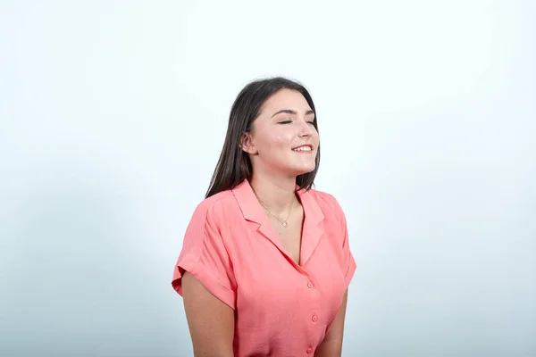 Ragazza adolescente sopra il muro bianco felice e sorridente — Foto Stock