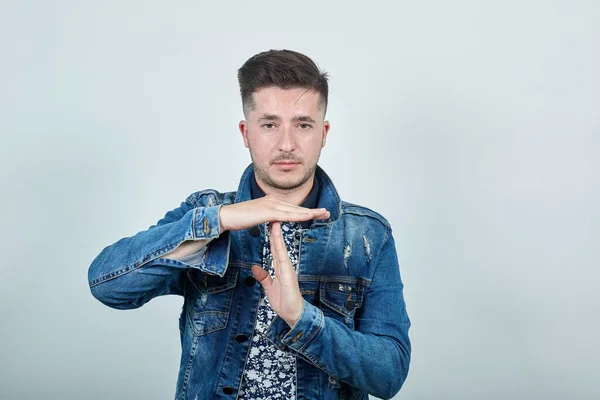 Attraktive junge kaukasische Mann macht Auszeit, Pause, Pause Geste — Stockfoto