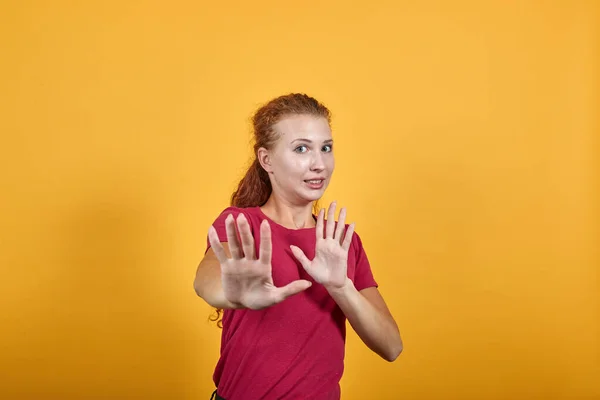 Mujer joven decepcionado en camisa roja haciendo parada ningún gesto . —  Fotos de Stock