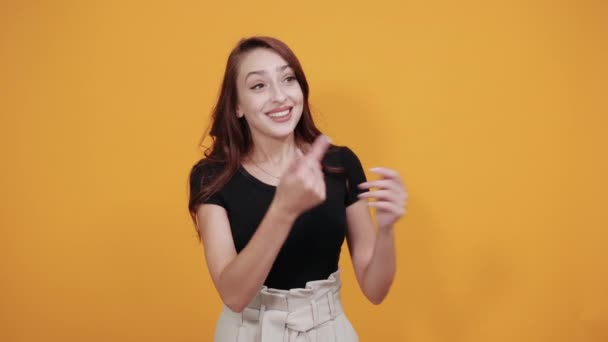 Chica bastante joven celebrando una victoria en la posición ganadora, manteniendo los puños en alto — Vídeos de Stock