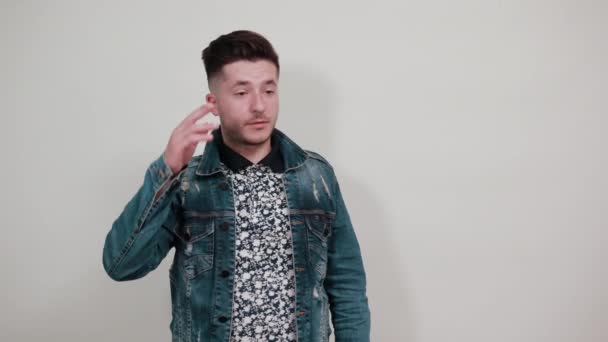 Attrayant jeune caucasien homme tenant la main près de la main, mal de tête — Video