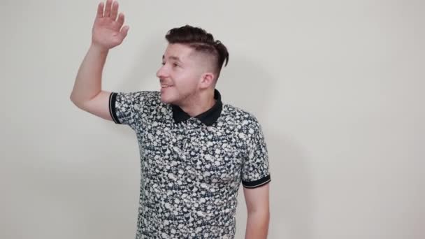 Retrato de hombre en ropa casual mostrando gesto de stop con palma. se ve divertido — Vídeo de stock