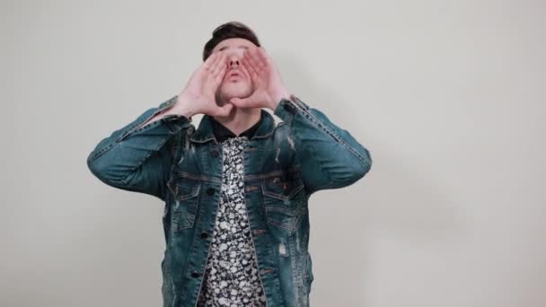 魅力的な若い白人男性叫びと何かを発表 — ストック動画