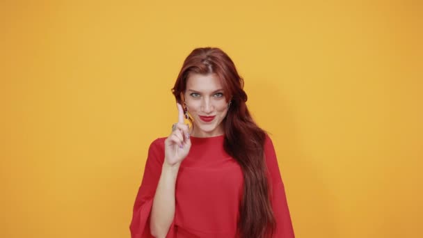 Teenager kavkazská žena dělá gesto telefonu a pochybuje — Stock video