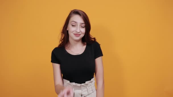Atractiva joven alegre en camisa negra, apuntando directamente — Vídeos de Stock
