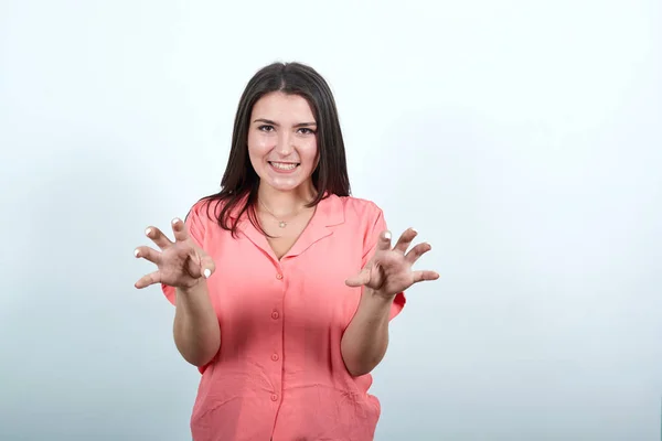 Attraente giovane donna caucasica in camicia rosa che fa gesto animale — Foto Stock