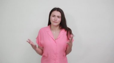 Hayal kırıklığına uğramış genç bir kadın, tatminsizlik arayan elleri burkuyor.