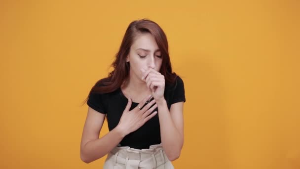 Aantrekkelijke vrouw in zwart shirt, ziek kijkend, hoesten, hand op de borst houden — Stockvideo